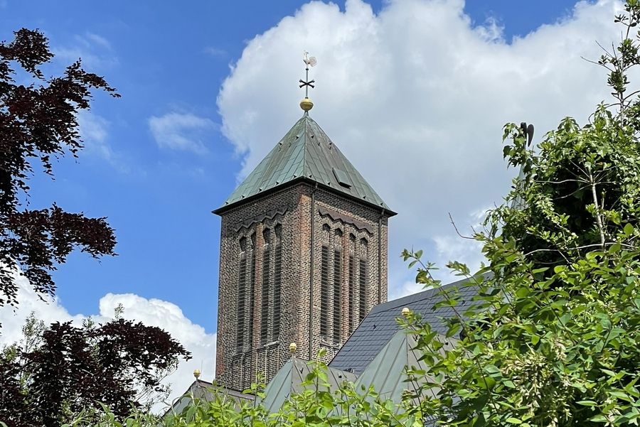 Glockenturm und Dach nach der Sanierung 2024